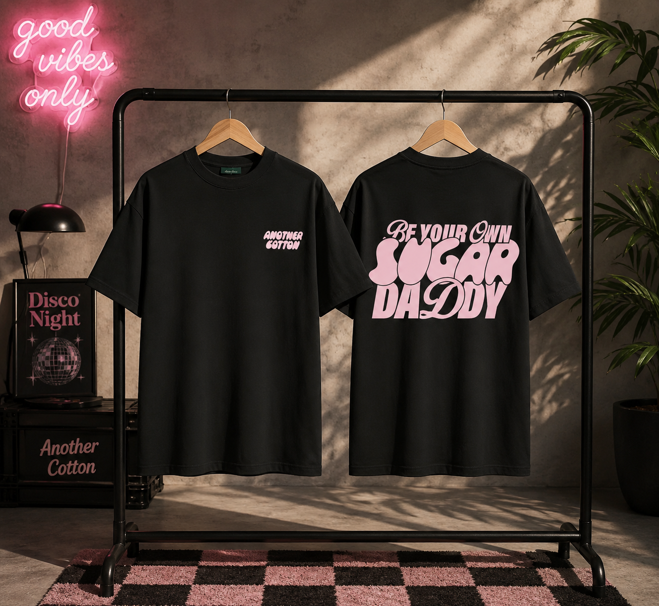 Camiseta Negra "Be Your Own Sugar Daddy"